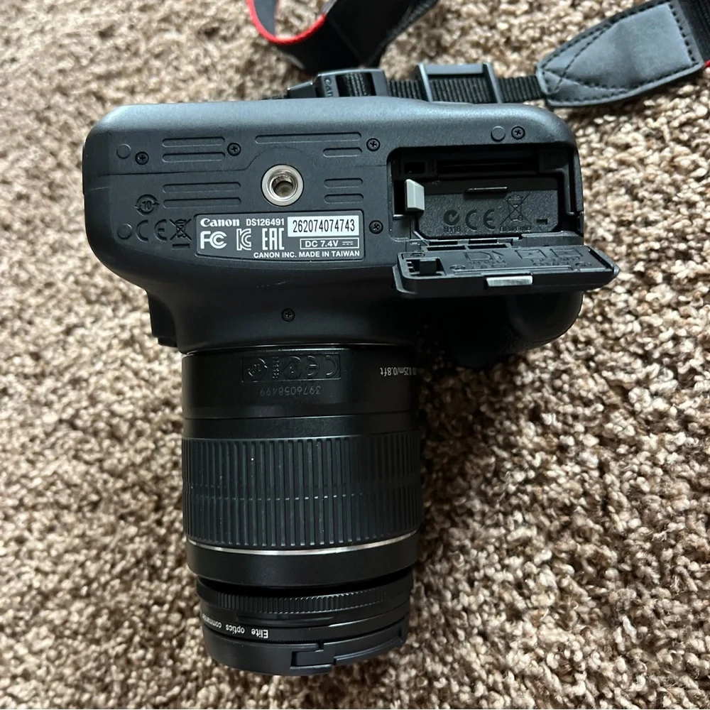 *IN NEED OF REPAIR* Canon EOS Rebel T5 Camera